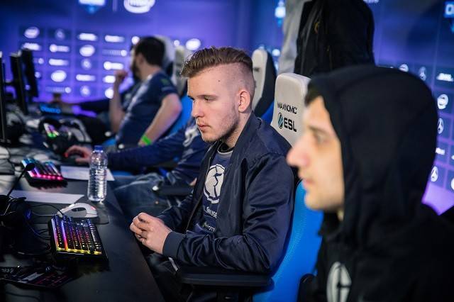 险与机会并 险与机会并